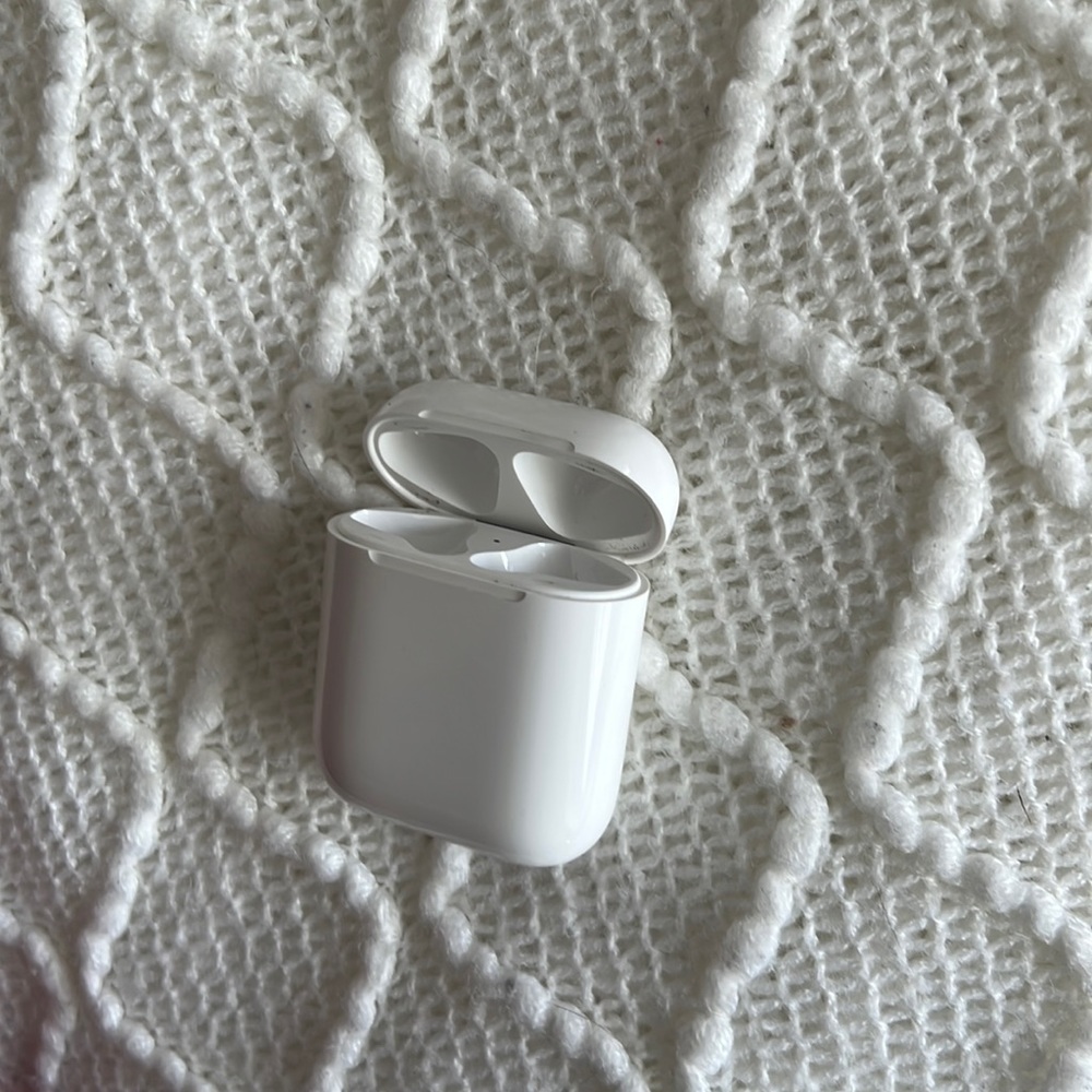 APPLE AIRPODS CHARGING CASE